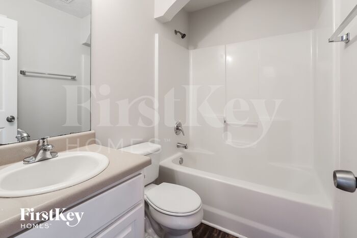 Building Photo - 807 Lazy Ln