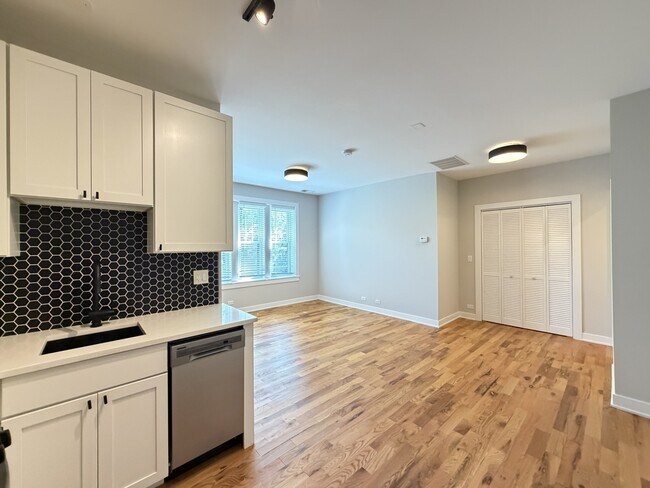 Building Photo - 643 W Wrightwood Ave