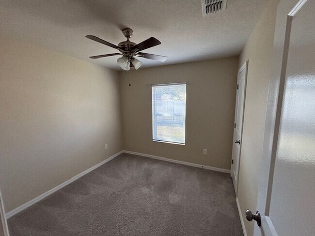 Building Photo - Cute Home Ready for Family