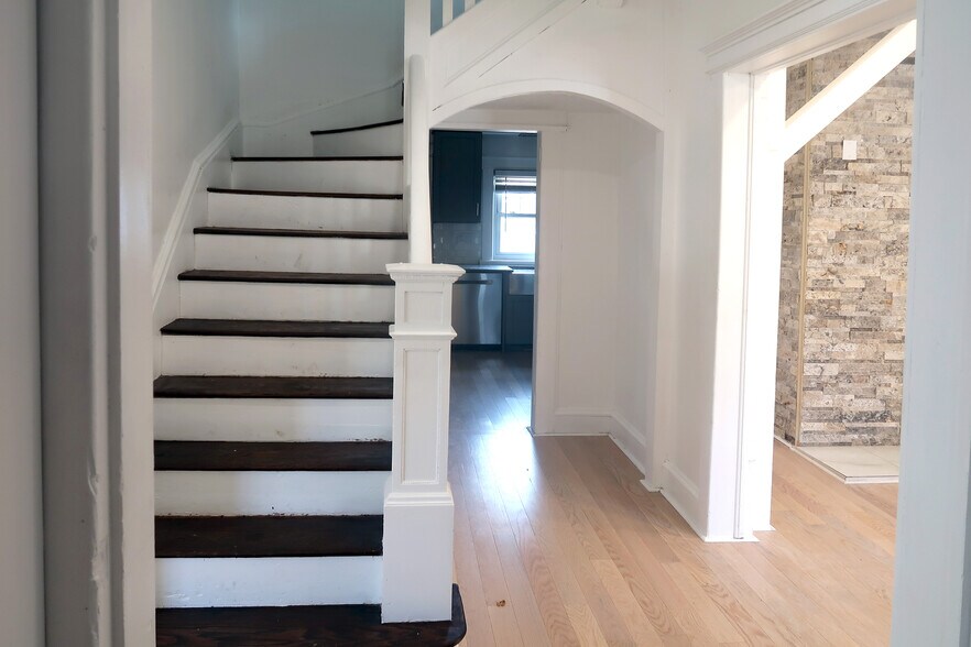 Building Photo - 1286 Oakwood Ave