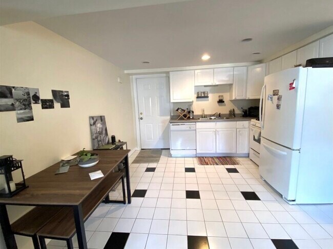 Kitchen - 136 Hill St