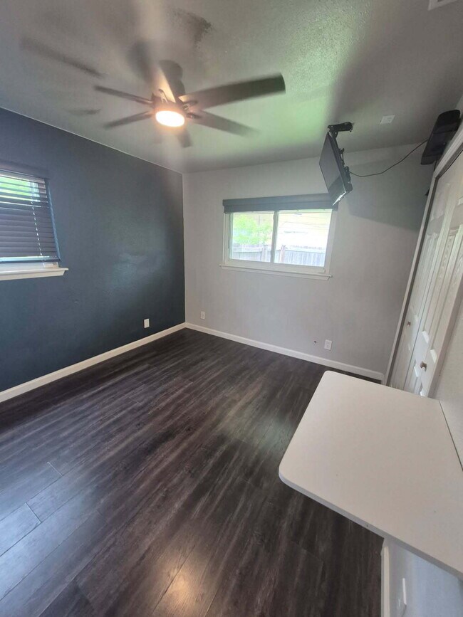 Building Photo - 3 bed/2 bath in Kirby