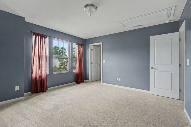 Building Photo - 5-Bedroom Home w/ Fenced-in BackYard in Knightdale