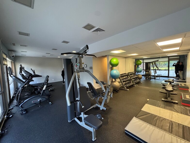 Building Photo - 6800 Fleetwood Rd