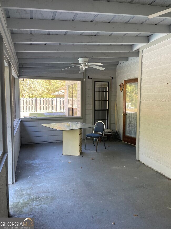 Building Photo - 211 N Woodvalley Dr