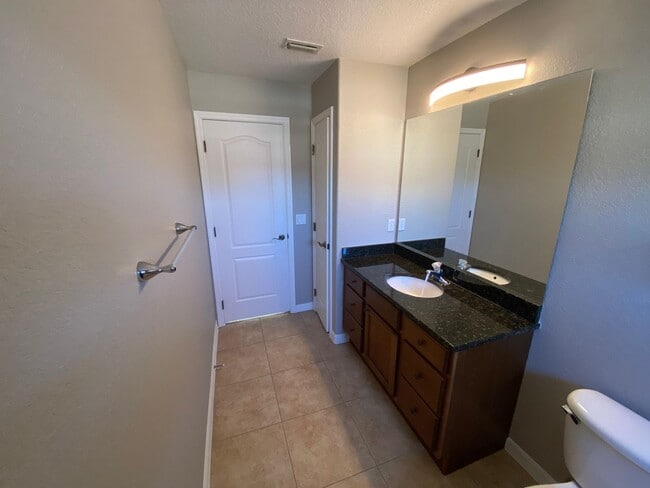 Building Photo - Lovely Carriage Home in Deland