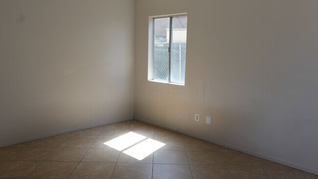 Building Photo - Single level duplex 2 br 1 ba in Chula Vista CA
