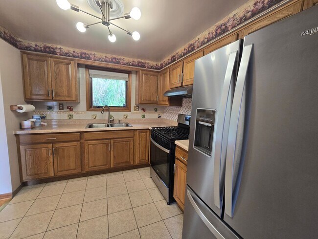 Building Photo - Updated 3 Bedroom Home - Available NOW!