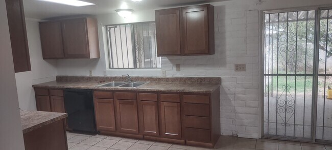 Building Photo - 4725 E 25th St