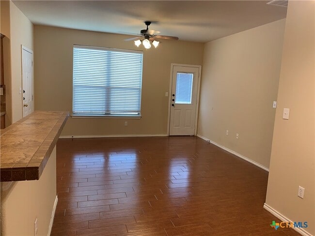 Building Photo - 901 Brown Rock Dr