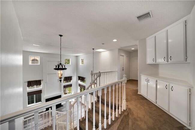 Building Photo - BEAUTIFUL LONE OAK HOME IN CALABASAS!