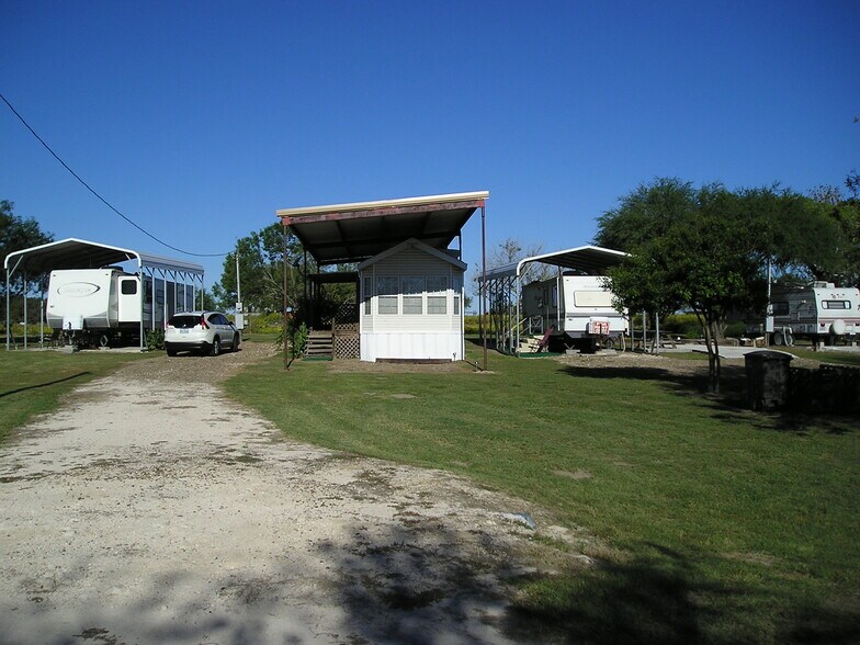 Building Photo - 533 S Vista Ln