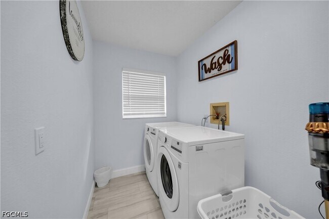 Building Photo - 299 Rotonda Cir