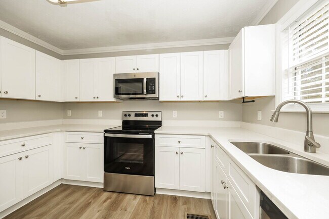 Building Photo - 311 Shadylake Dr