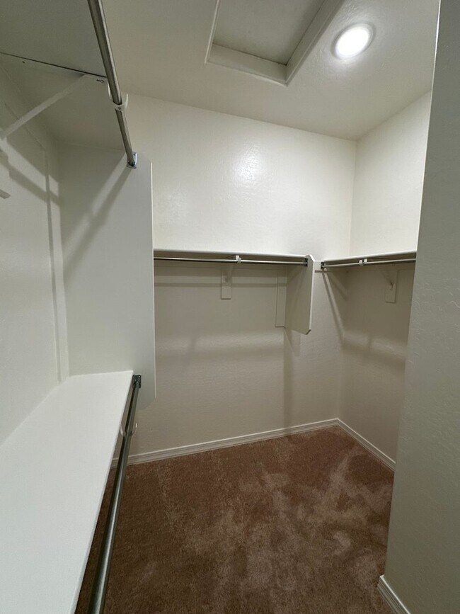 Building Photo - RECKER AND RAY MOVE IN READY 4 BEDROOM 2.5 BATHROOM HOME PERFECTLY LOCATED