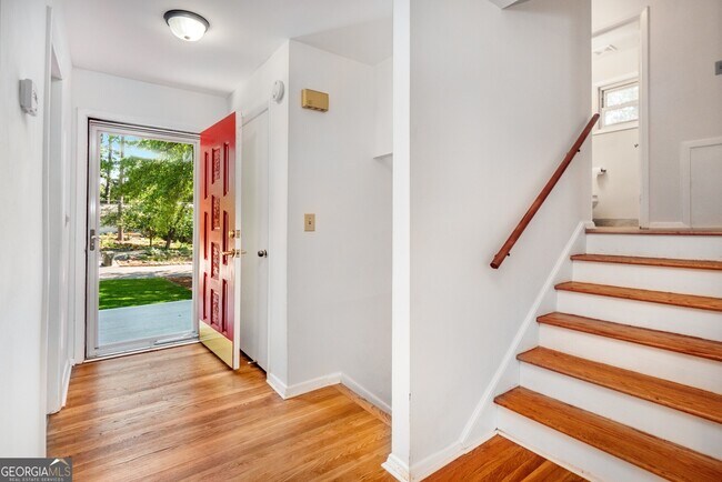 Building Photo - 2563 Beverly Hills Dr