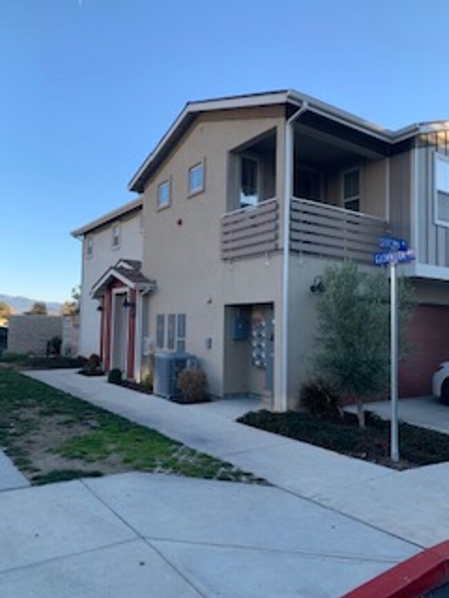 Building Photo - Charming Vineyard Village Townhome