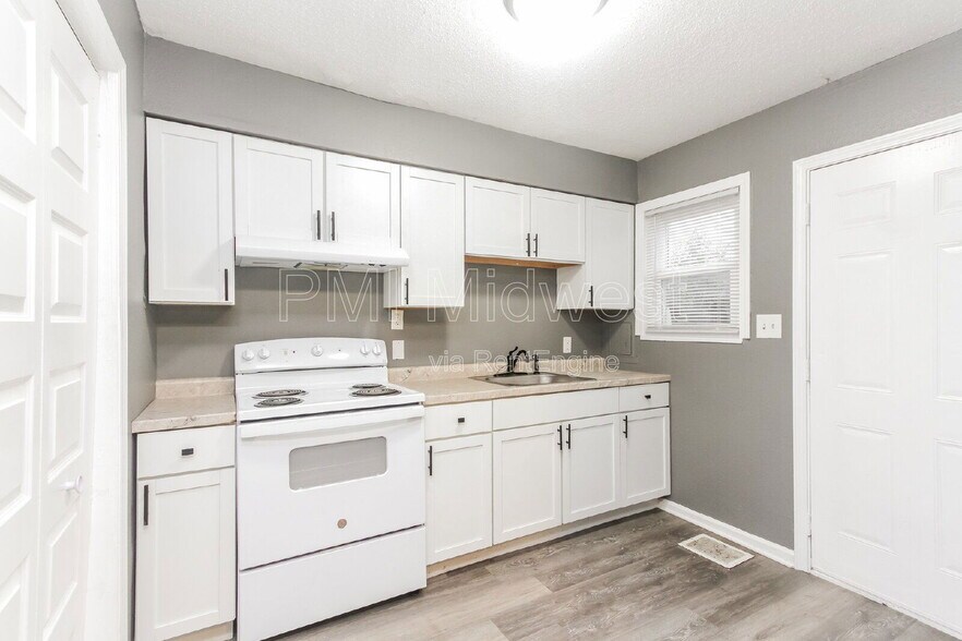 Building Photo - 6060 E 16th St