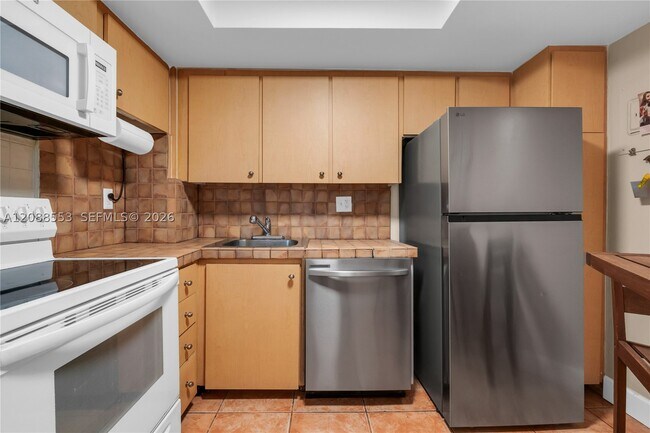 Building Photo - 3180 S Ocean Dr
