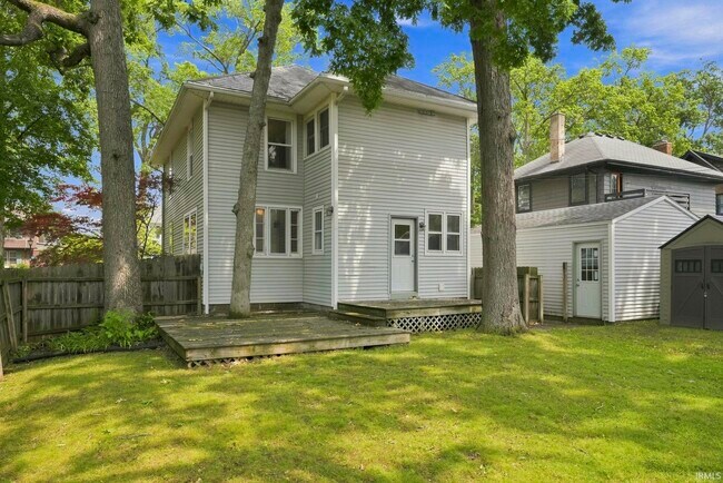 Building Photo - 527 W Oakdale Dr