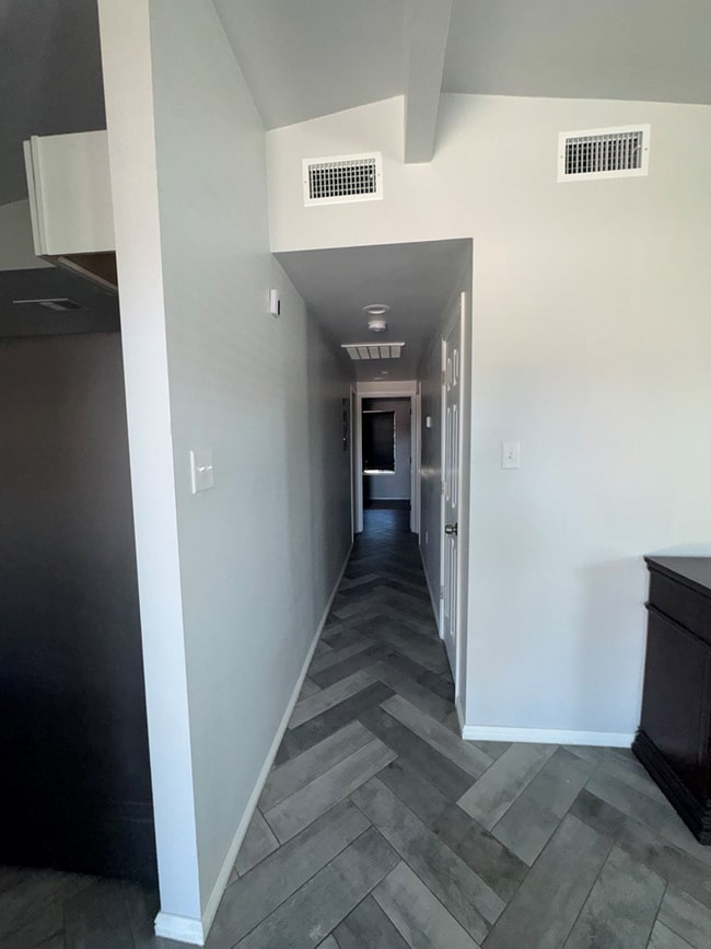 Building Photo - 2700 Cumberland Rd