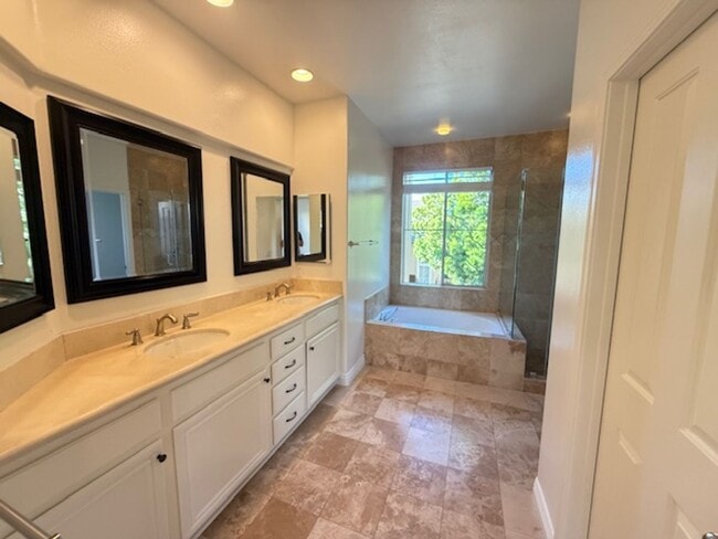 Building Photo - 3bdr Home located in the Prestigious Gated...