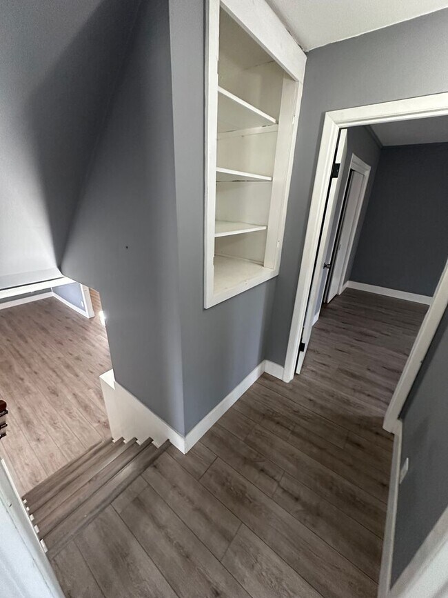 Building Photo - $1495 - 3 bedroom/ 1.5 bathroom - Beautifu...