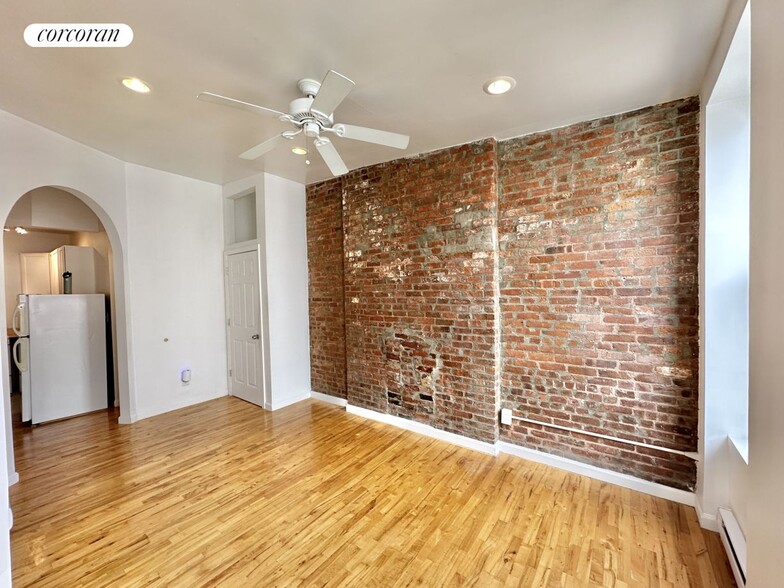 Building Photo - 215 E 118th St