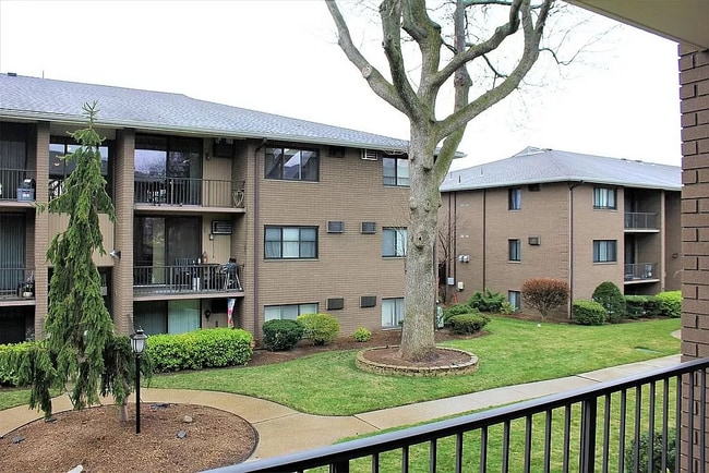 Building Photo - 466 A Liberty St