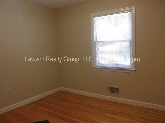 Building Photo - Conveniently Located, Spacious Salem Home
