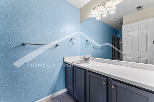 Building Photo - Spacious Townhouse with Washer/Dryer and Central AC