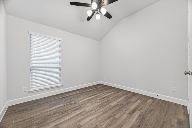 Building Photo - 302 Sky Top Dr