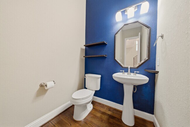 Building Photo - 1113 W 18th St