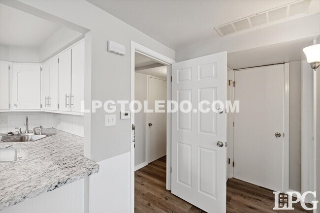 Building Photo - 3145 Sherbrooke Rd