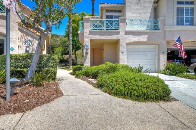 Building Photo - Beautiful 2 Bed, 2 Bath Sabre Springs Townhome with 1 Car Garage