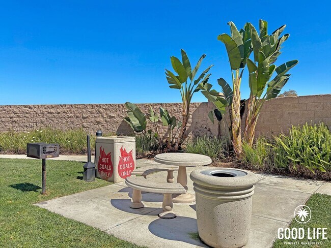 Building Photo - Beautiful 2B/2.5BA Townhouse in Oceanside w/ Washer/Dryer, Attached Garage, and AC!