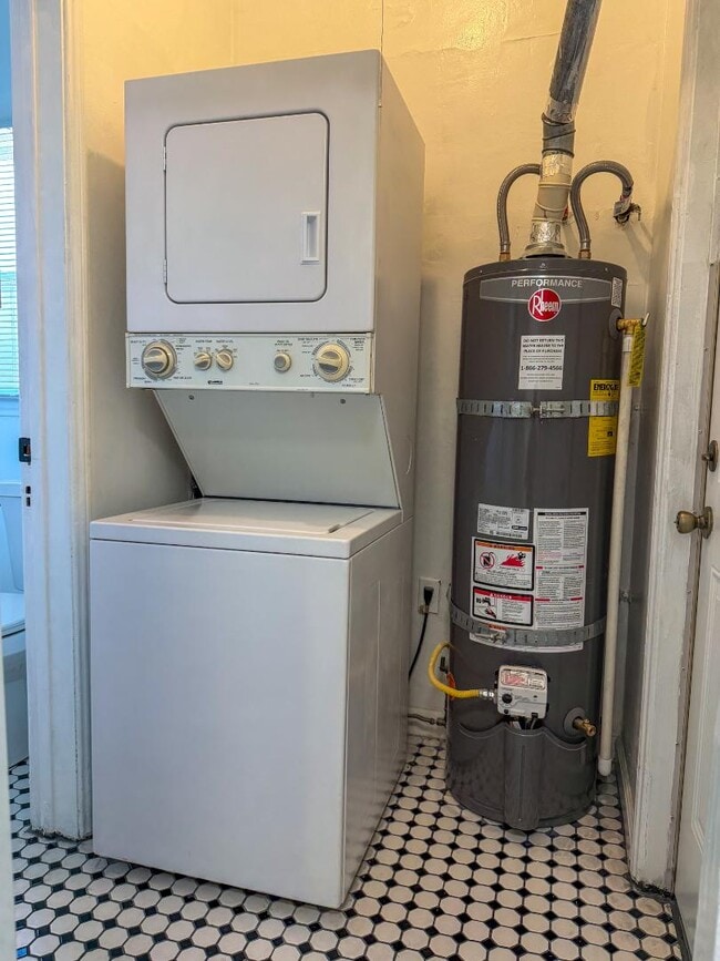 Building Photo - 810 E Chevy Chase Dr