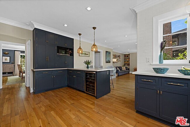 Building Photo - 379 N Ridgewood Pl