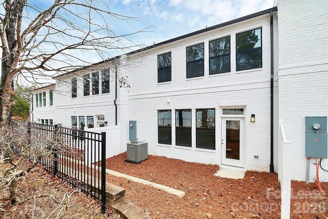 Building Photo - 6029 Mariemont Cir