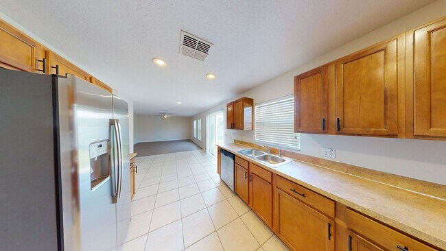 Building Photo - 4 Bedroom /2.5 bath Spacious Home In Sanfo...