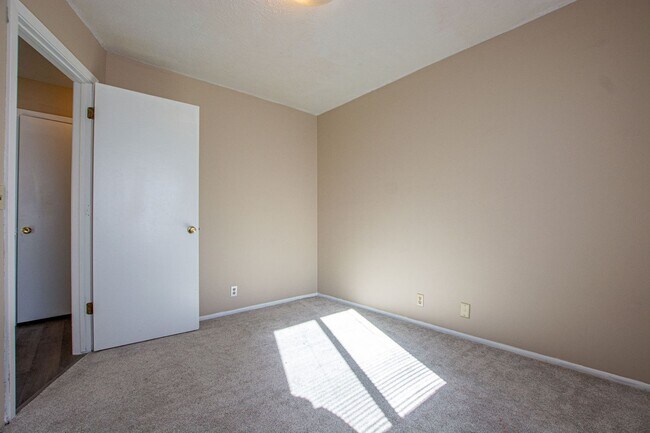 Building Photo - 3 Bedroom / 2 Bath Home in Millard!