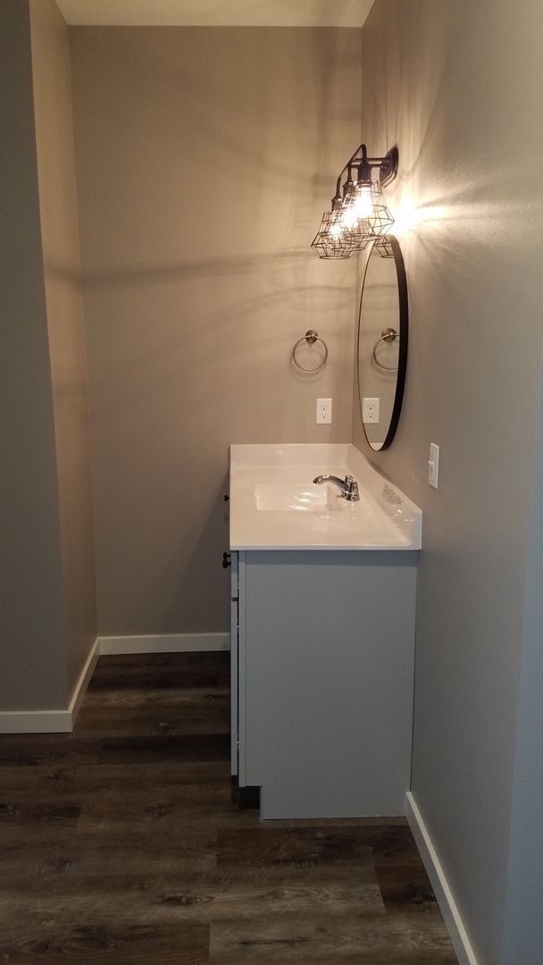 Building Photo - 2 Bedroom 2 Bath Garden Level Lakeside Apa...