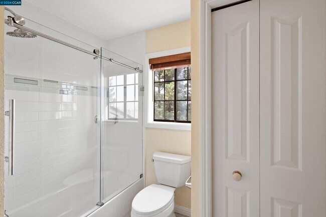 Building Photo - 3040 Stonegate Dr