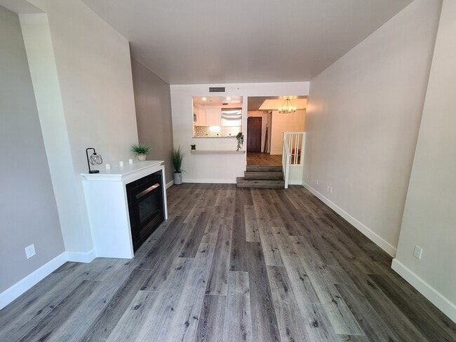 Building Photo - 500 W Harbor Dr