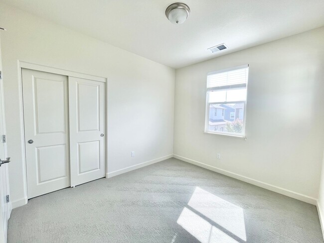 Building Photo - Beautiful 4 Bed 3 Bath Home in W Section Rohnert Park- $3,800 per month!