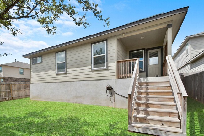 Building Photo - Beautiful 4-Bedroom Corner Lot Home with Open Floor Plan in Bulverde