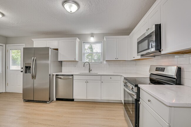 Building Photo - 208 Foxdale Dr