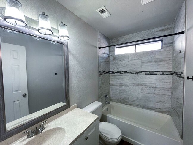 Building Photo - Charming Single-Story, 3Bed/2Bath Gem Minutes from Southtown