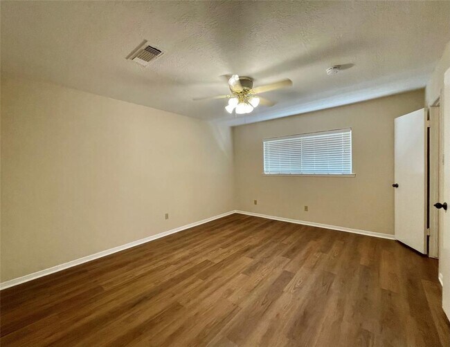 Building Photo - 15307 Pebble Lake Dr