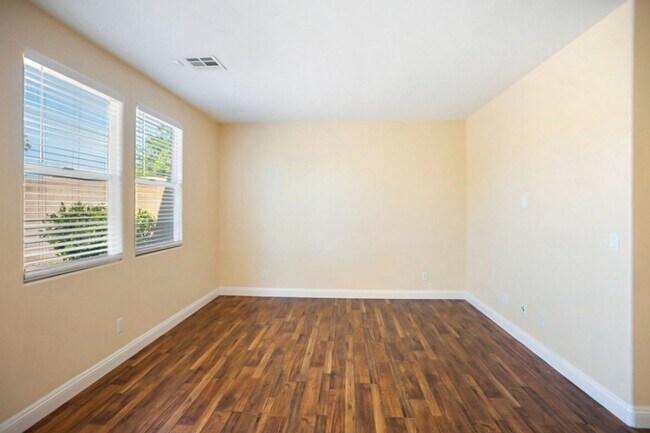 Building Photo - 3 Bed and Loft Summerlin Beauty